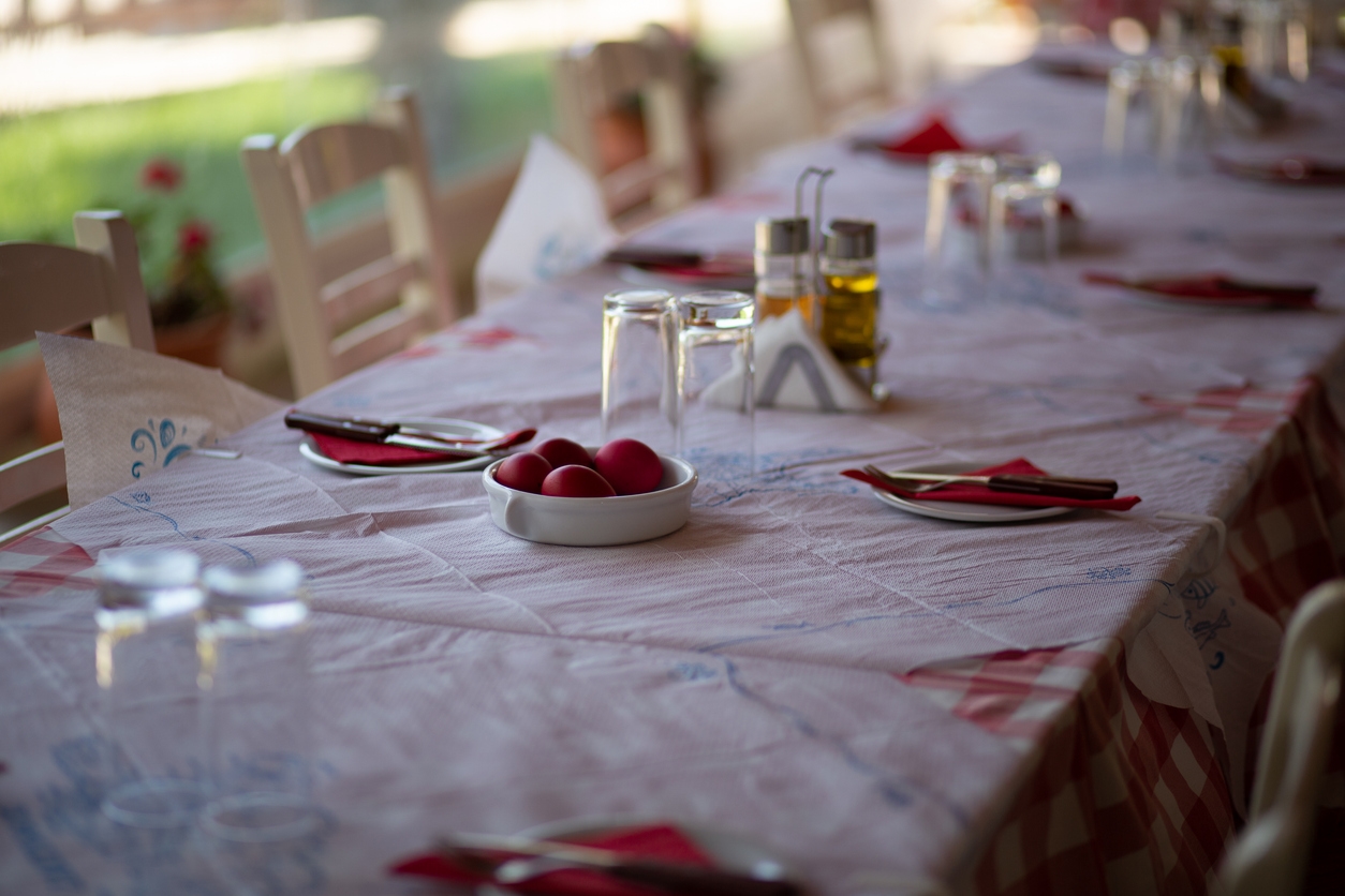 10 ελληνικά κρασιά για το πάσχα και τα πιάτα που ταιριάζουν