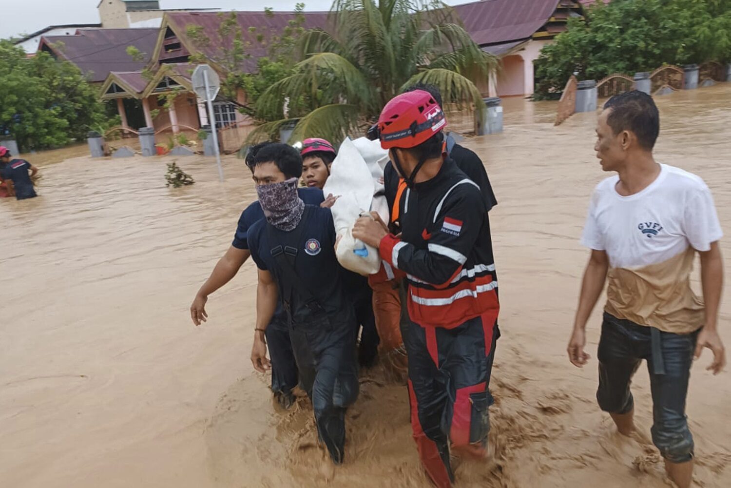 ฝนถล่มอินโดนีเซีย ทำ ‘น้ำท่วม-ดินถล่ม’ ดับแล้ว 15 ราย