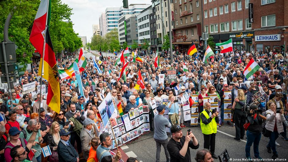 hamburg: hundreds protest against 'caliphate' rally