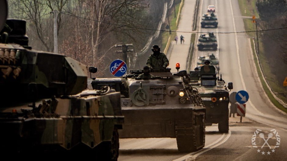 wzmożony ruch wojskowych pojazdów w polsce. jest apel