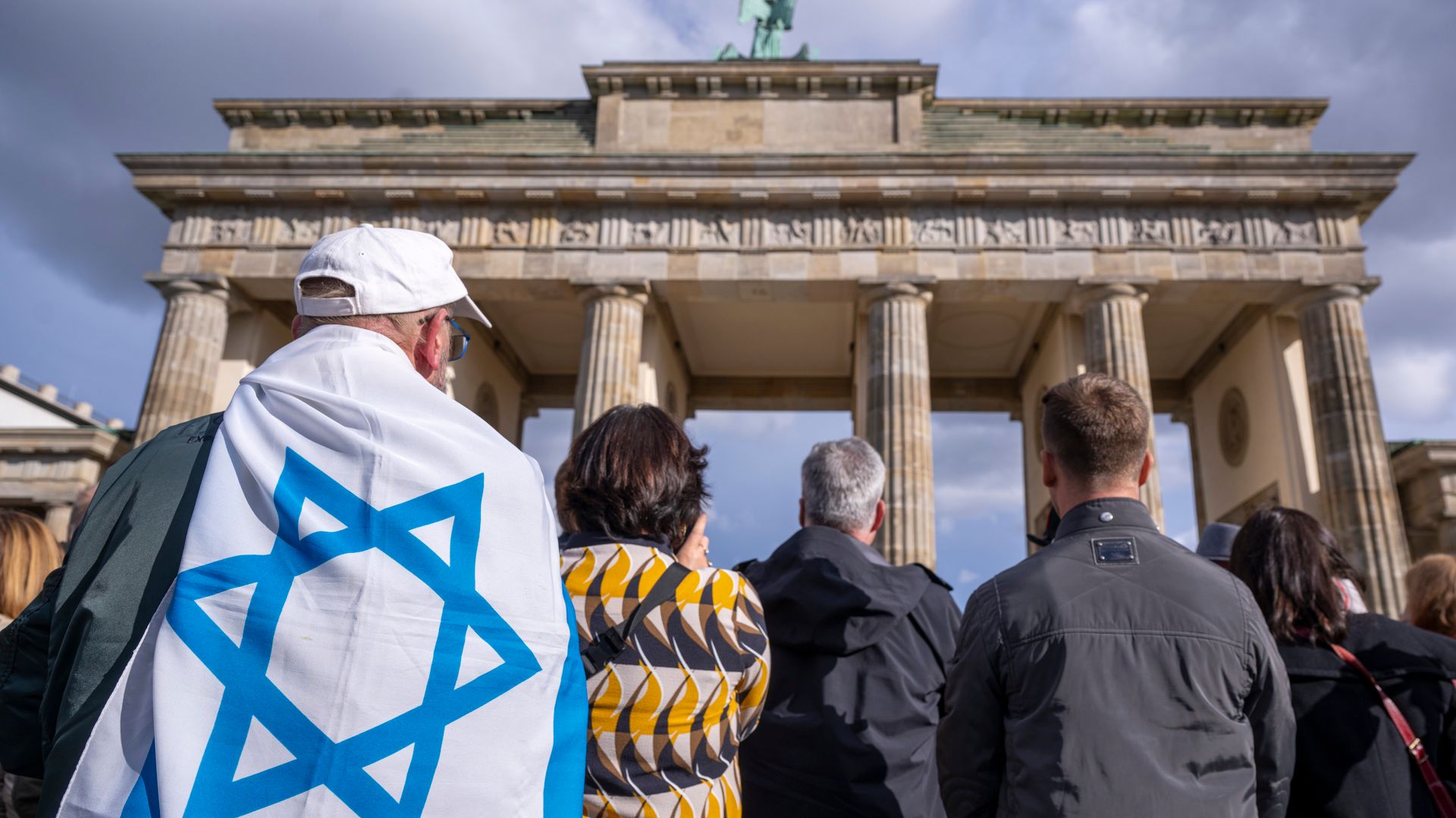 berlin-moabit: unbekannter schlägt mann mit israelflagge die faust ins gesicht