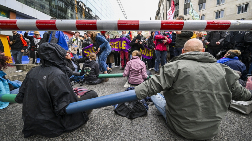 aktywiści klimatyczni zablokowali ważną ulicę w brukseli. 60 osób zostało aresztowanych