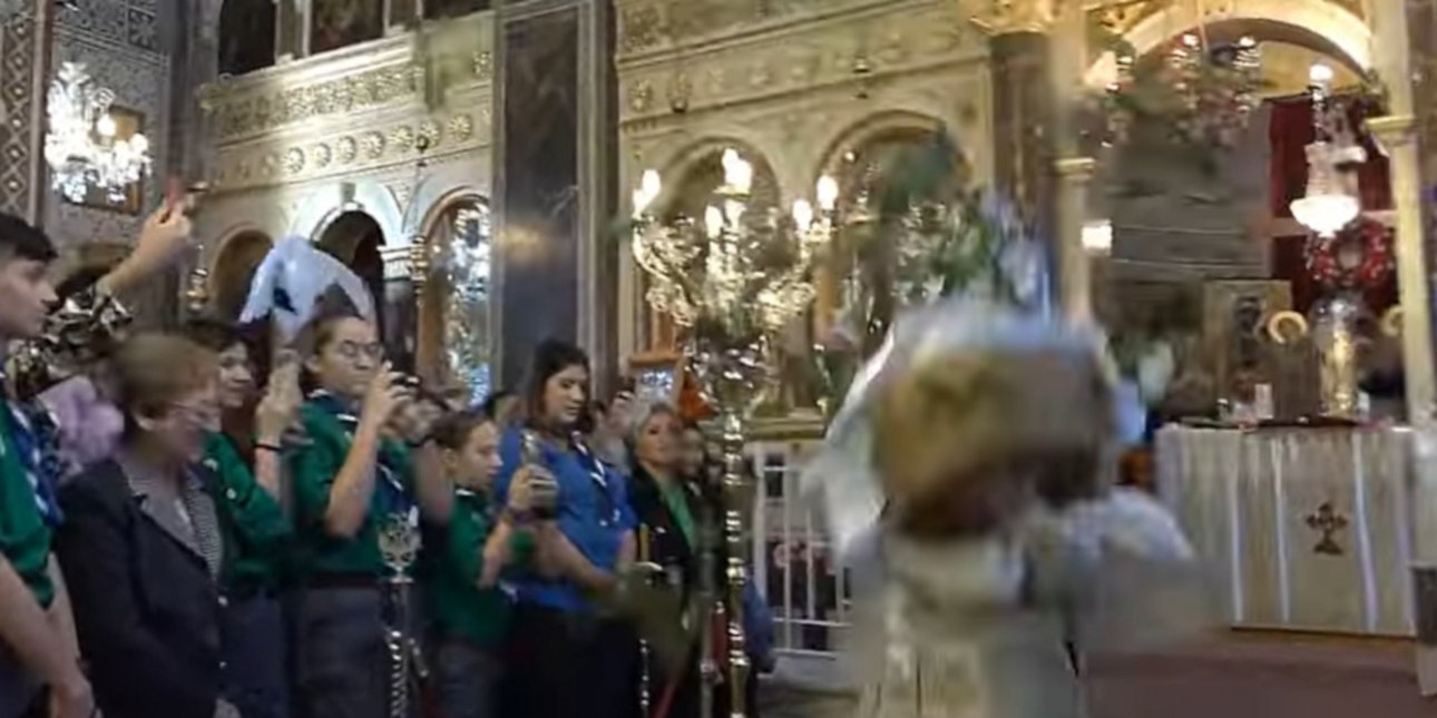 χίος: ξανά viral ο «ιπτάμενος ιερέας» -μοίρασε τα βάγια στους πιστούς με τον μοναδικό του τρόπο [βίντεο]
