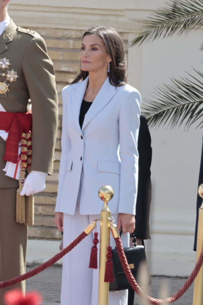 la reina letizia, elegante y de traje, en la 'rejura' de bandera de felipe vi