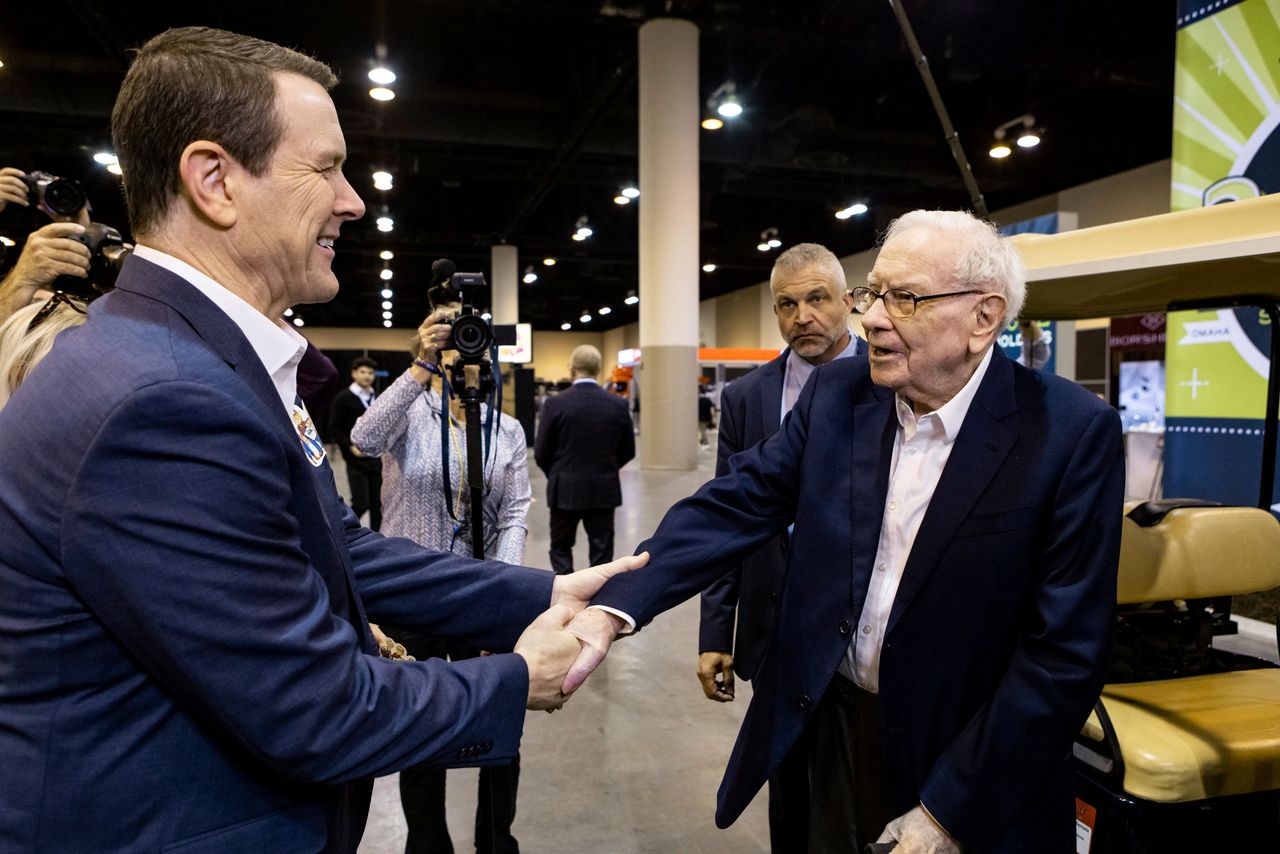 berkshire hathaway kicks off annual meeting with another record cash pile