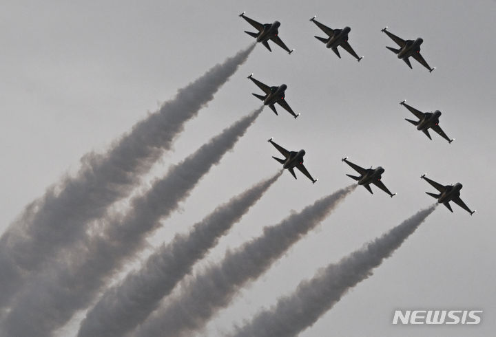 エアショーを繰り広げる韓国空軍ブラックイーグルス