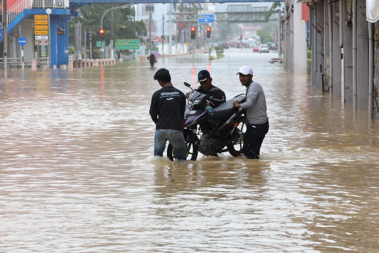 number of kota tinggi flood victims up to 300
