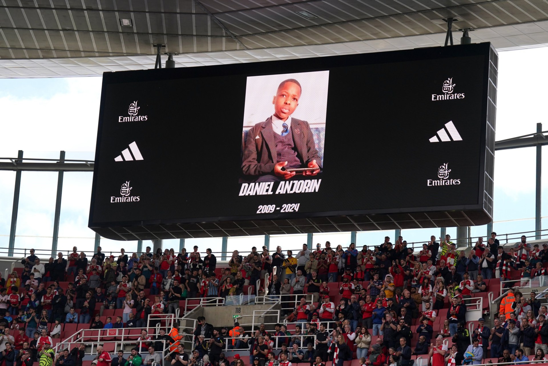 arsenal pay tribute to 14-year-old sword attack victim daniel anjorin