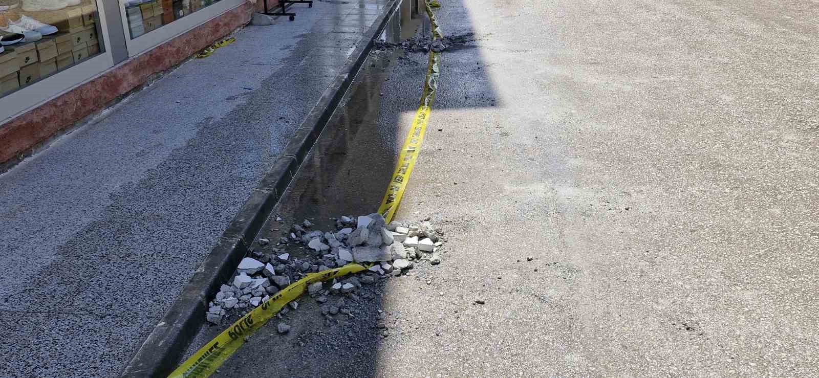 apartmandan kopan beton parçaları aracın üzerine düştü