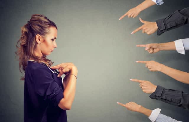 「仕事ができない女性」に共通する８つ特徴！職場での問題行動をチェック