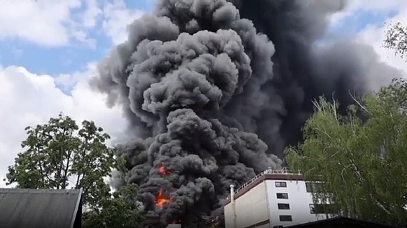 μεγάλη πυρκαγιά σε μεταλλουργικό εργοστάσιο στο βερολίνο
