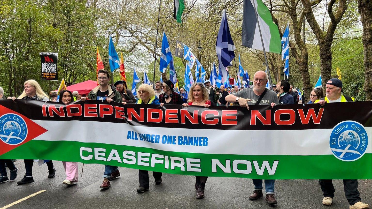 hundreds take part in march for scottish independence