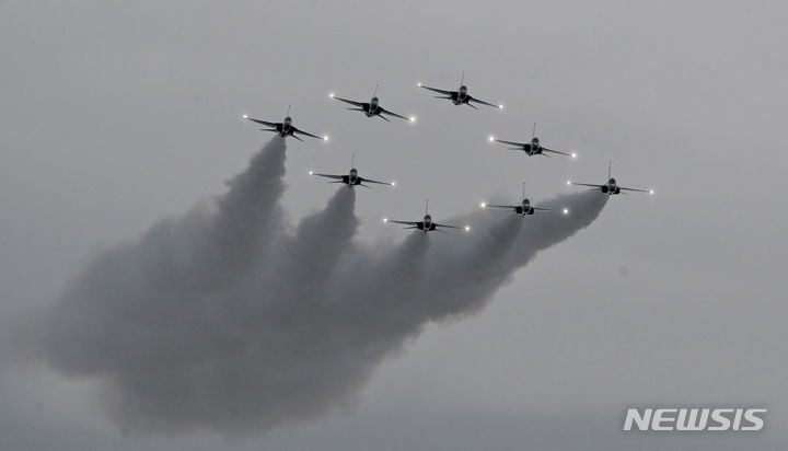 エアショーを繰り広げる韓国空軍ブラックイーグルス