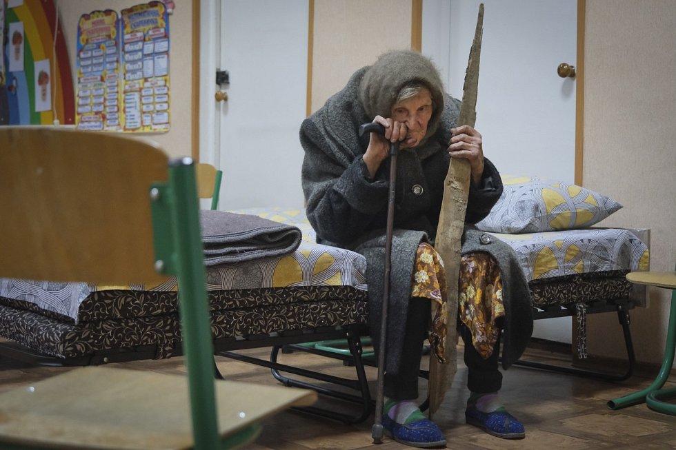 v šátku a s hůlkou unikala 98letá ukrajinka rusům. ušla deset kilometrů