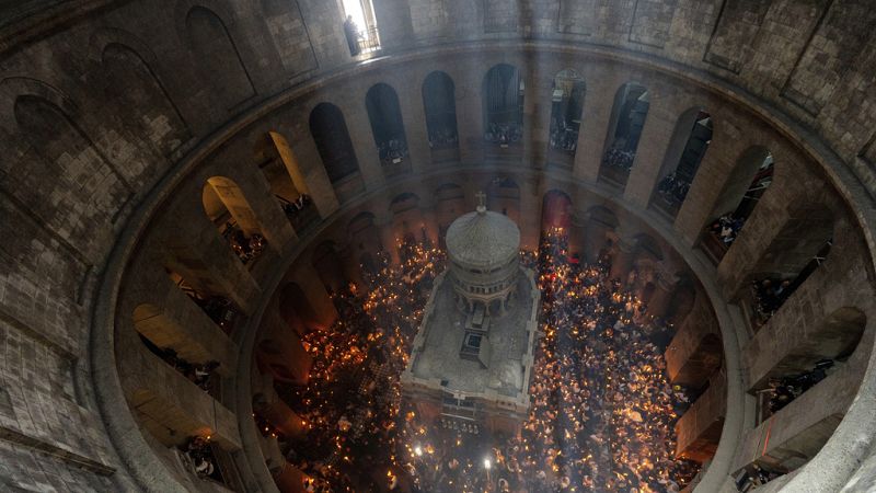 heiliges feuer zum auftakt des orthodoxen osterfest