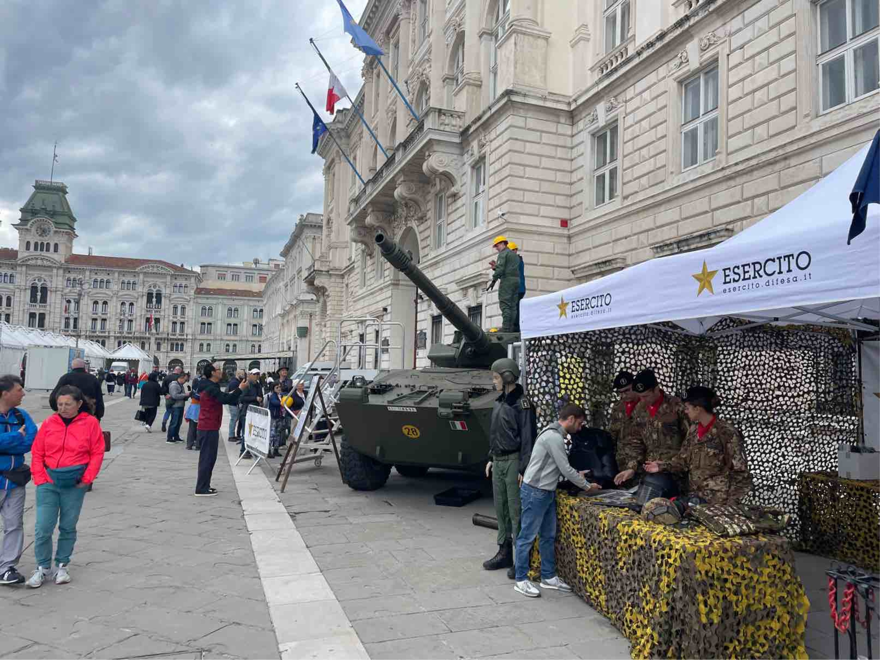l'esercito incontra i cittadini in uno stand in piazza a trieste