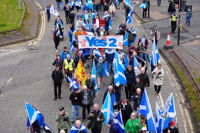 hundreds march in glasgow in pro-independence rally