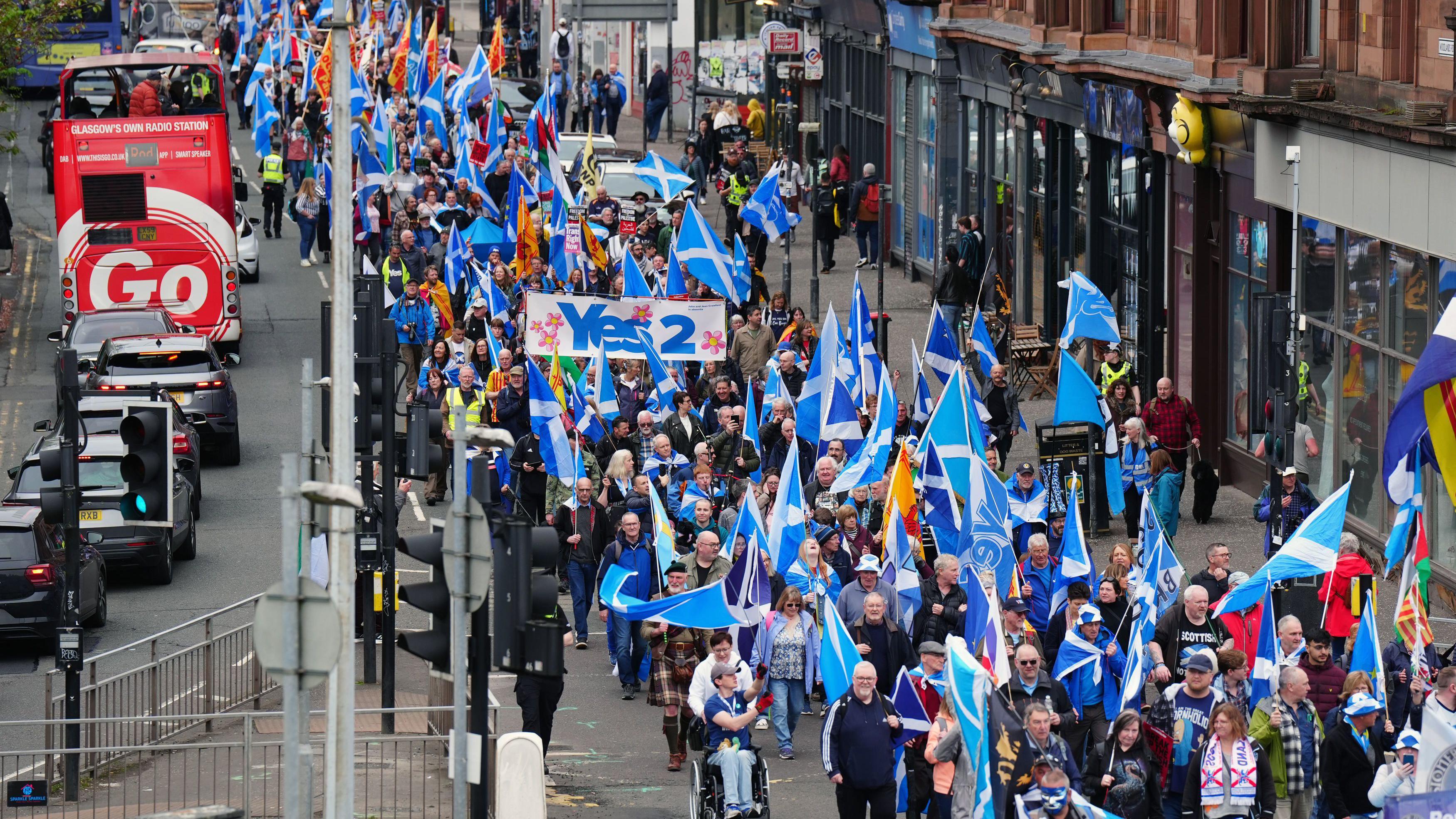 hundreds take part in march for scottish independence