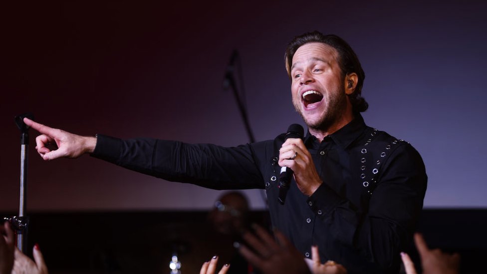 bar singer steps in for olly murs to support take that