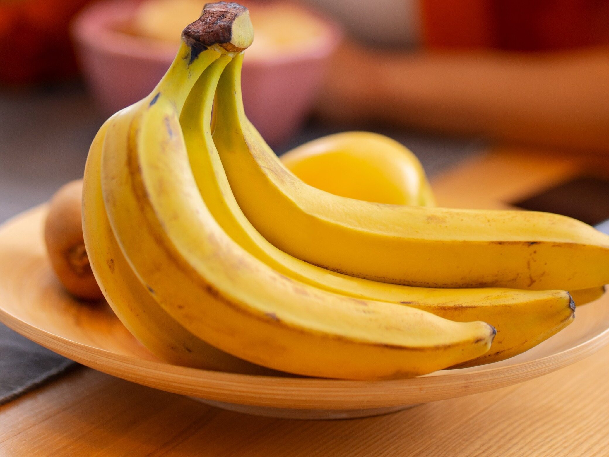 zrób to przed obraniem bananów. w przeciwnym razie możesz sobie zaszkodzić