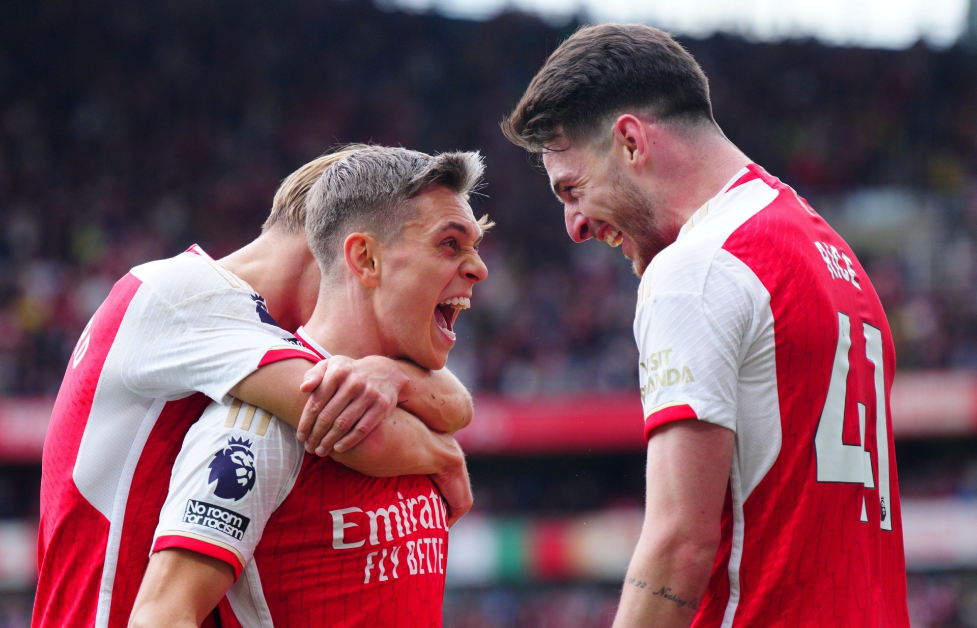 arsenal keep the pressure on man city with hard-fought win over bournemouth