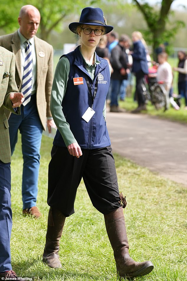 lady louise windsor mucks in at the horse show