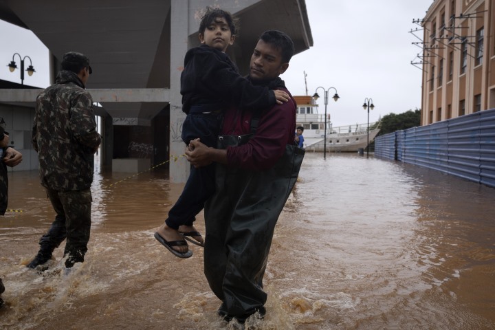 sobem para 59 os mortos em inundações no brasil, 67 pessoas continuam desaparecidas