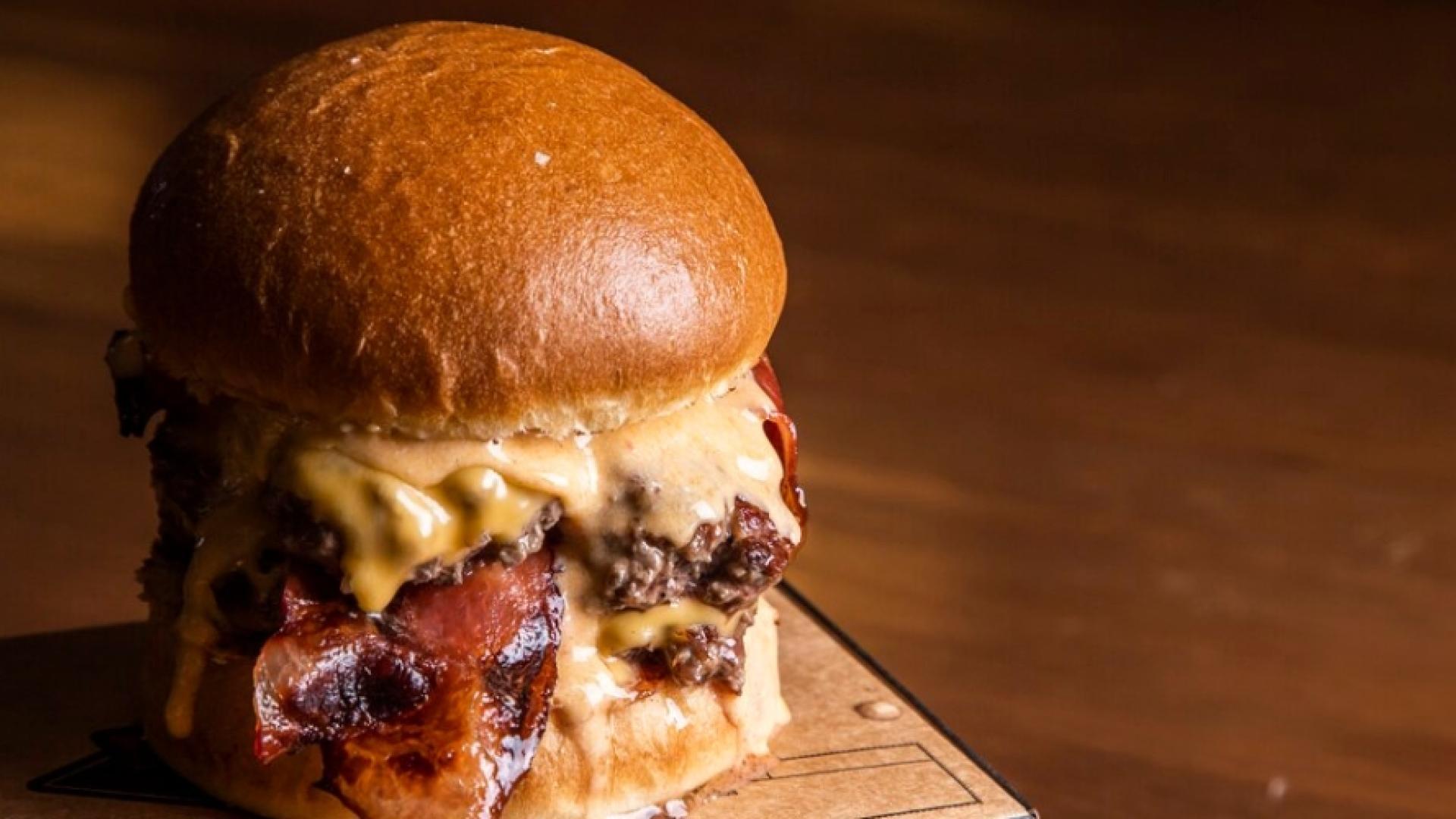 una de las mejores hamburguesas de españa está en castilla y león: carne de la finca, chorizo caramelizado y mayonesa reducida con vino dop cebreros