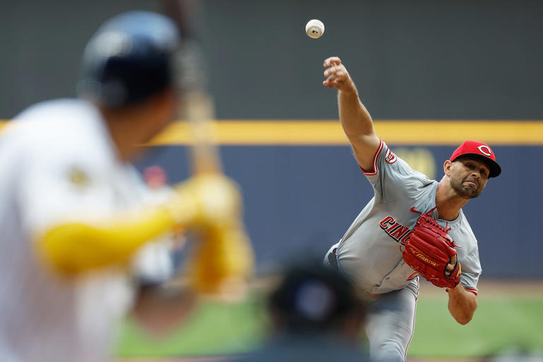 Cincinnati Reds salvage final game in Milwaukee, beat Brewers 43 to
