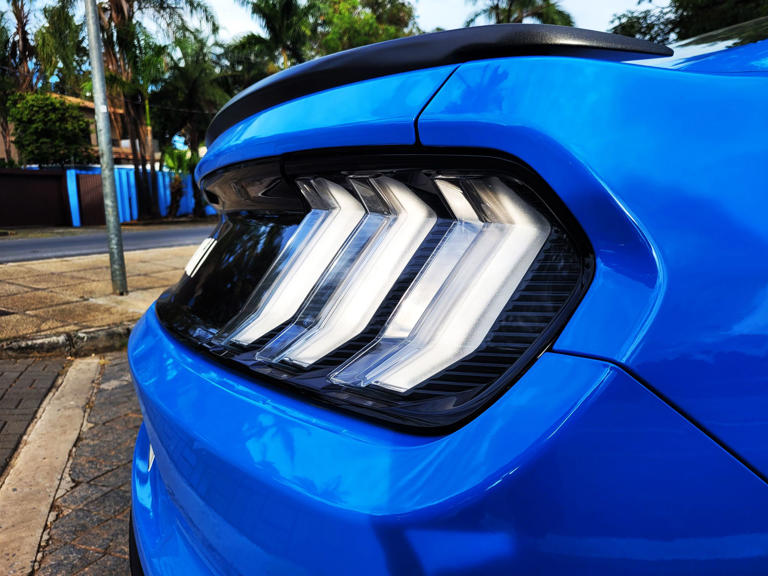 Além das três divisões, as lanternas atuais trazem luz de seta sequencial como no primeiro Shelby GT500 de 1967 (Foto: Eduardo Rodrigues | AutoPapo)