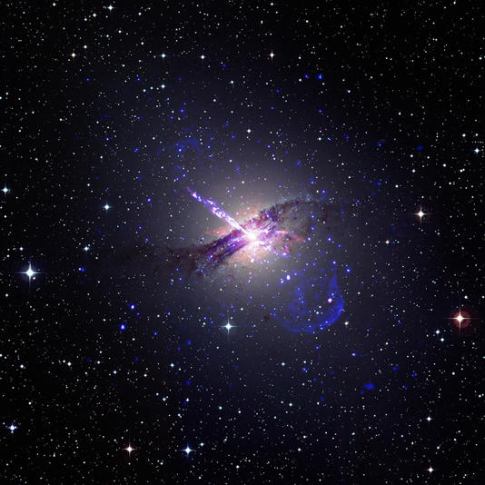 In het midden van het Centaurus A sterrenstelsel bevindt zich een supermassief zwart gat die twee enorme jets van materiaal uitspuwen, gedetecteerd door Chandra. Compositie foto van röntgen opnamen van Chandra en IXPE en zichtbaar licht van ESO/MPG 2.2m. Opnamen: NASA/CXC/SAOMSFC/ESO; Beeld bewerking: NASA/CXC/SAO/K. Arcand, J. Major, and J. Schmidt