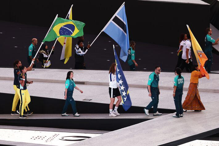 Ana Patrícia e Duda foram as porta-bandeiras do Brasil no encerramento de Paris-2024 Foto: Alexandre Loureiro/COB