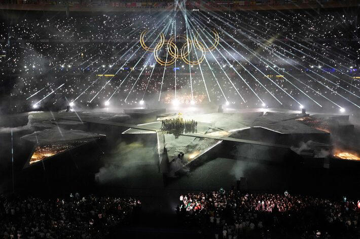 Momento em que os anéis olímpicos se formaram no Stade de France Foto: Dimitar Dilkoff/AFP