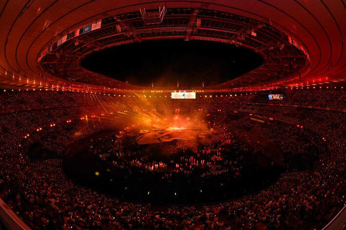 Luzes se apagaram no Stade de France, que virou um grande teatro Foto: Miguel Medina/AFP