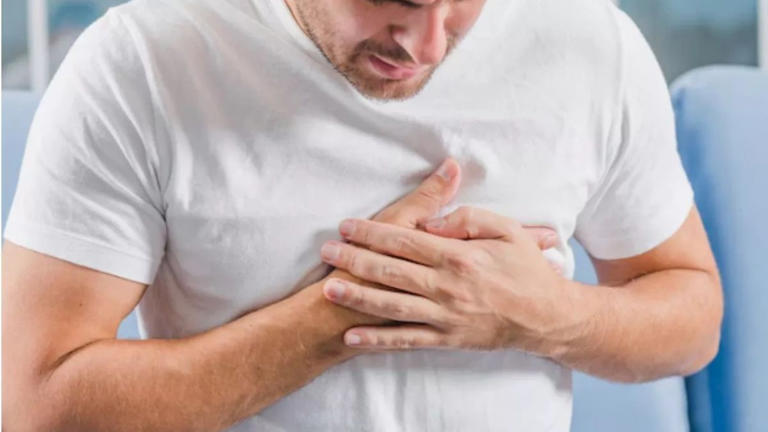 Heart attack and Stomach Pain: पेट दर्द भी है हार्ट अटैक का लक्षण, उल्टी को  भी