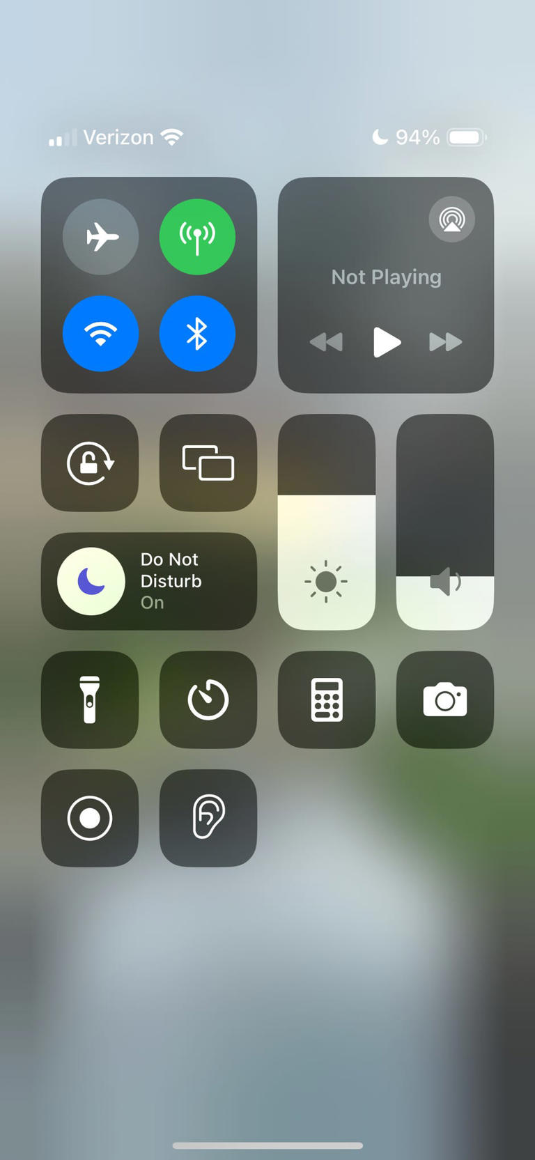 You can quickly turn on Do Not Disturb from your iPhone's Control Center. Screenshot by Abrar Al-Heeti/CNET