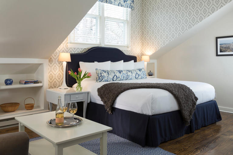 Por lo tanto, la distribución ideal del dormitorio, de acuerdo a las recomendaciones del Feng Shui, inicia con ubicar la cama en posición de control