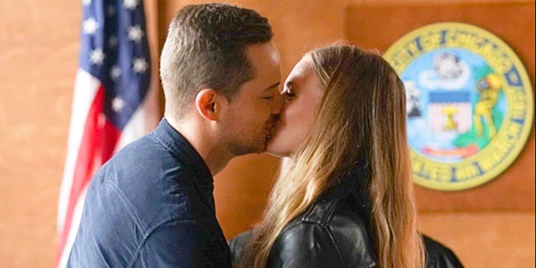 Jesse Lee Soffer & Tracy Spiridakos Romance Update Makes Upton & Halstead's  Chicago PD Treatment Worse