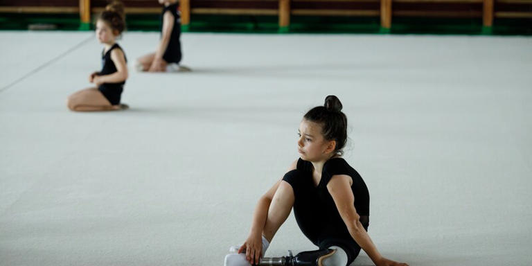 Die junge ukrainische rhythmische Gymnastin Oleksandra Paskal, die bei einem russischen Raketenangriff ihr Bein verloren hat, während einer Trainingseinheit in der Turnhalle. Im Krieg zerstörten die Russen mehr als 500 Sporteinrichtungen und töteten rund 500 Athleten und Trainer, darunter auch 20 Welt- und Europameister sowie Teilnehmer der Olympischen Spiele. Serhii Mykhalchuk/Global Images Ukraine via Getty Images