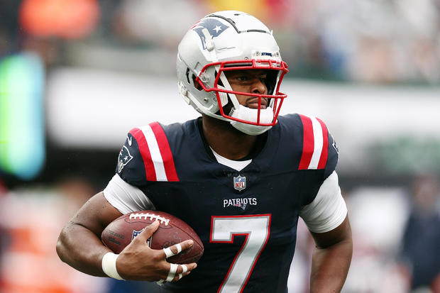 EAST RUTHERFORD, NEW JERSEY - SEPTEMBER 24: JuJu Smith-Schuster #7 of the New England Patriots runs for a first down in the second quarter of a game against the New York Jets at MetLife Stadium on September 24, 2023 in East Rutherford, New Jersey. / Getty Images