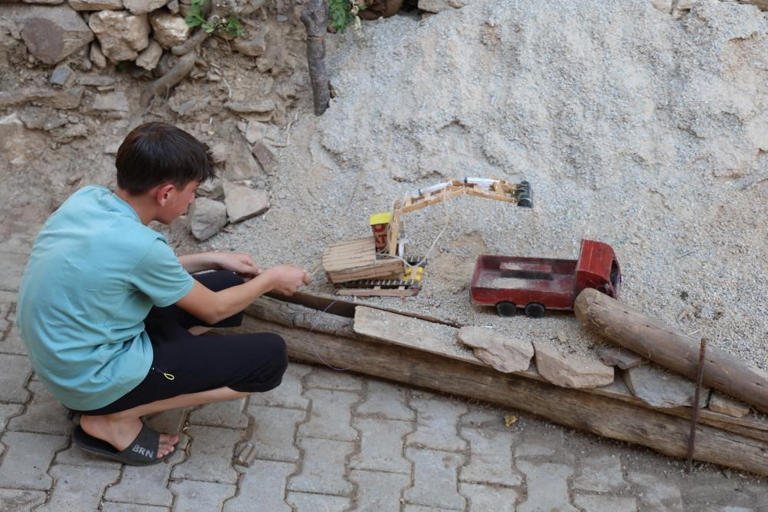 AYDIN'IN KÖŞK İLÇESİNDE YAŞAYAN İMKANSIZLIKLARA RAĞMEN BAŞTA İŞ MAKİNESİ OLMAK ÜZERE KENDİ TASARIMLARI İLE ÇEŞİTLİ ARAÇ VE GEREÇLER ÜRETEN 14 YAŞINDAKİ OLCAY YALÇIN’IN HAYALLERİNİ ÖZEL OKULLARIN PARA HIRSI YIKTI. YAŞADIKLARI KARŞISINDA ŞAŞKINA DÖNDÜĞÜNÜ BELİRTEN BABA GÜRBÜZ YALÇIN, “ÖNCE ÇOCUĞUNUZA SAHİP ÇIKACAĞIZ DİYE BİZİ ÇAĞIRDILAR. SONRA 100 BİN LİRA İSTEDİLER. BİZİM İMKANIMIZ OLSA ZATEN BU DURUMDA OLMAZDIK” DİYEREK HAYALLERİNİN YIKILDIĞINI BELİRTTİ.