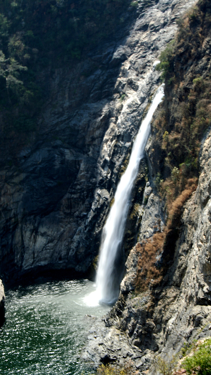 <p>Witness the beautiful waterfalls and enjoy a picnic at this natural wonder, about 135 km from Bangalore.</p>