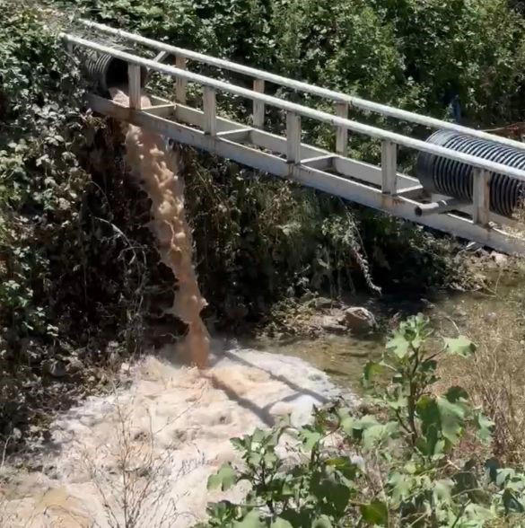 BEYAZ ET SEKTÖRÜNDE PİYASAYI BELİRLEYİCİ KONUMDA BULUNAN ERPİLİÇ FİRMASININ KESİMHANE BÖLÜMÜNDEN BÜYÜKSU DERESİ'NE BOŞALTTIĞI ZEHİRLİ ATIKLAR SEBEBİYLE ÇEVRE, ŞEHİRCİLİK VE İKLİM DEĞİŞİKLİĞİ İL MÜDÜRLÜĞÜ EKİPLERİNE 3’NCÜ KEZ YAKALANDI. 3 MİLYON 480 BİN LİRA CEZA YAZILAN ERPİLİÇ FİRMASINA SON 15 GÜNDE TOPLAMDA 8 MİLYON 120 BİN TL CEZA KESİLDİ.