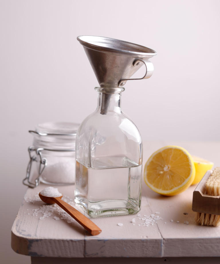 Professional cleaners do these 4 things to remove rust from bathtubs