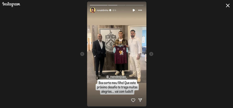 Mensagem de Ronaldinho Gaúcho para João: jovem exibe a camisa do Bunrley logo depois da assinatura do contrato – Foto: Reprodução / Instagram