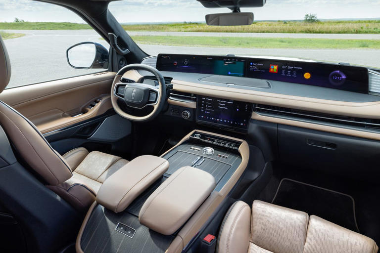 2025 Lincoln Navigator Gets Way More Expensive, Starts at 101,990