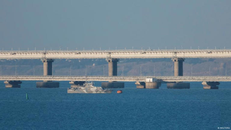 Un <strong>barco</strong> cerca del puente de <strong>Crimea</strong>. (Archivo).