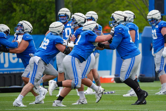 G Kevin Zeitler blocks against G Kayode Awosika during the Detroit Lions training camp at the Lions headquarters in Allen Park, Mich. on Tuesday, July 30, 2024.