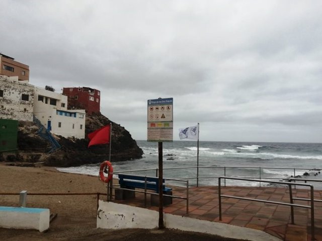 Cierran la playa de Los Dos Roques en Gáldar (Gran Canaria) por la ...