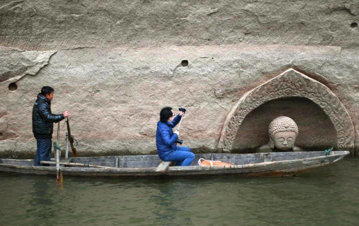 江西水库水位骤降，佛像、古墓、古镇齐现身？